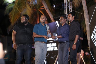 ލީޑިންގް ގެސްޓްހައުސްގެ އެވޯޑު ރިވެރީސް ޑައިވިންގް ވިލެޖަށް