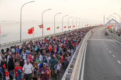 އަދުރޭގެ ޅެންވެރިކަމުގެ ޖާދުވީ ދުނިޔެ އިން: ގުޅުވައިފިޔޭ، ނިންމައިފިޔޭ!