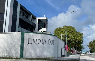 ހިތަދޫގެ ވަރަށް ގިނަ ތަންތަނުގައި "އިންޑިއާ އައުޓް" ޖަހައިފި