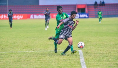 ގްރީން ސްޓްްރީޓުން އީގަލްސް ހިފެހެއްޓި އިރު ނިއުއަށް މާޒިޔާ އަތުން މޮޅެއް