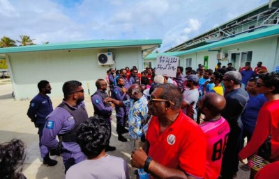 މާންދޫގައި މަސްވެރިންނާއި ފުލުހުން ކުރިމަތިލުމަކަށް: ފުލުހެއްގެ ބޯ ފަޅައިގެން ހިނގައްޖެ