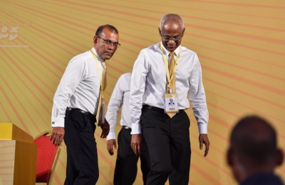 ޓެކްސް ބިލާ އެކު ދެ ފެކްޝަންގެ ފަހު ތަޅާލުންގަނޑު!