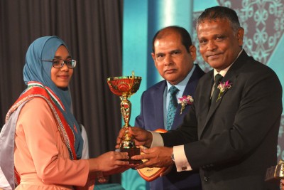 އަހުމަދިއްޔާ ސްކޫލްގެ އެންމެ މޮޅު ދަރިވަރުންގެ މަގާމަށް ތިން ދަރިވަރެއް!