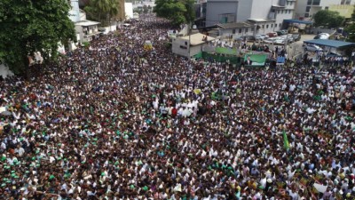 ކޮލަމްބޯގައި މުޒާހަރާކުރާތީ ދިވެހިން ސަމާލުވާން އެދެފި