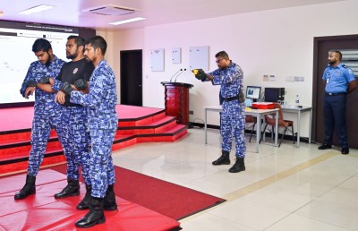 ފުލުހުން މި އަހަރު ޓޭޒާ ގަން ބޭނުންކުރަން ފަށަނީ