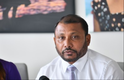 އެޑިއުކޭޝަން މިނިސްޓްރީގެ ސްޓޭޓް މިނިސްޓަރު ރިޔާޒު މުސާރަ ލިބޭ ގޮތަށް ސަސްޕެންޝަނުގައި ހަ މަސް