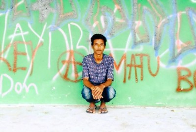 ވަޅިހެރުމުގެ ކުރިން ގޯތިތެރޭގައި މީހަކު ފާރައަށް ހުރި: އިނާންގެ ބައްޕަ