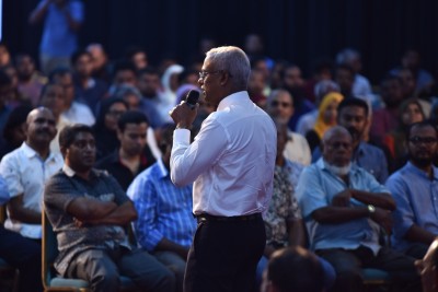 ހިނގާއިރު ބޮލަށް ފެންއެޅޭ، ހޮޅިތަކާ ހެދި އެހާ ދަތި!