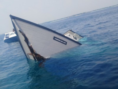 ތެޔޮ ބޯޓެއްގައި ޖެހި، ދޯންޏެއް އަޑިއަށް ހިނގައްޖެ