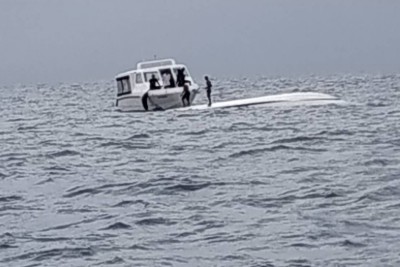 ތިން މީހުންނާއެކު ދަތުރުކުރަމުން ދިޔަ ލޯންޗެއް ބަންޑުން ޖަހާލައިފި