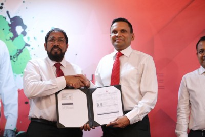 ކާނަލް ނާޒިމް ޖުމްހޫރީ ޕާޓީއަށް ސޮއިކުރައްވައިފި