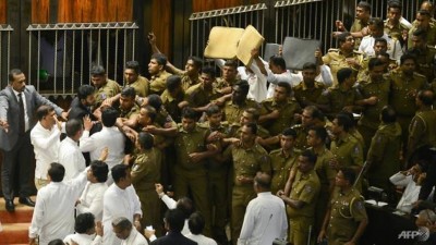 ލަންކާގެ ޕާލަމެންޓުގައި މެމްބަރުންގެ ގަޔަށް މިރުސް ޖަހައިފި