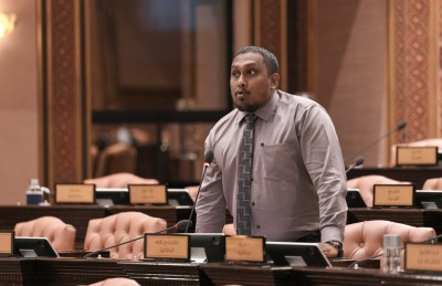 މެމްބަރު ނަޝީދަށް ހަމަލާދޭން އުޅުނު ކަމުގެ ތުހުމަތުގައި ހައްޔަރު ކުރި މީހާގެ ބަންދަށް 30 ދުވަސް