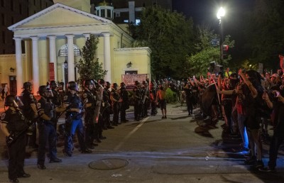 ކަޅު ނަސްލުގެ މީހާގެ މަރާ އެކު މުޅި އެމެރިކާގައި ހަމަނުޖެހުން، ބައެއް ސިޓީތަކުގައި ކާފިއު