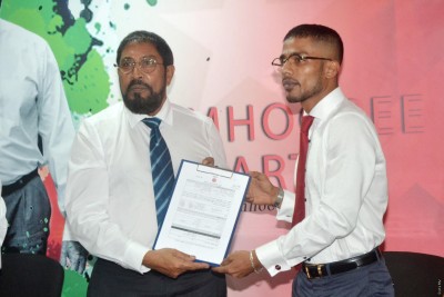 އަލްހާން ފަހުމީ ޖޭޕީއަށް ސޮއިކުރައްވައިފި