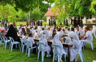 މާޅޮހު ކުދިންނަށް ކެމިސްޓްރީ ކިޔަވައިދޭނީ އައްޑޫގައި ހުރި ޓީޗަރެއް