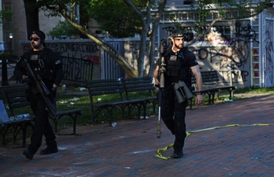 ފައްޅި ކުރިމަތީ ޓްރަމްޕް ފޮޓޯއަކަށް ހުއްޓިވަޑައިގަތީ މުޒާހަރާ އަށް ބިރުނުގަންނަކަން ދައްކާލަން