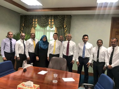 ރައީސް ސޯލިޙުގެ ފުރަތަމަ ދުވަހު އައްޑޫ ސިޓީ ކައުންސިލަރުންނާއި މެމްބަރުންނާ އެކު!
