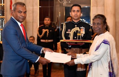 ޝަހީބް، ސަފީރުކަމުގެ ފަތްކޮޅު އިންޑިއާގެ ރައީސަށް އަރުވައިފި