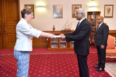 އެމެރިކާގެ އާ ސަފީރު ރައީސަށް ފަތްކޮޅު އަރުވައިފި