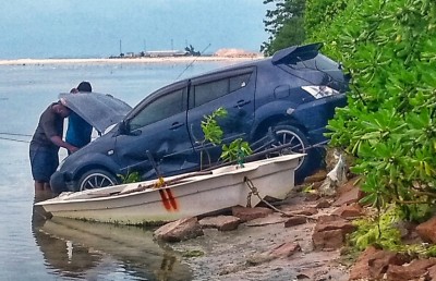 އައްޑޫގައި ދެ ކާރު އެކްސިޑެންޓުވެ އެއް ކާރު މޫދަށް ވެއްޓިއްޖެ