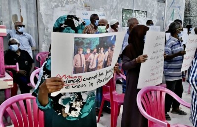 ޝިޔާމަށް އަނިޔާކުރި މީހުންނަށް ފިޔަވަޅު އަޅަން ގޮވާލައި ނައިފަރުގައި މުޒާހަރާކޮށްފި