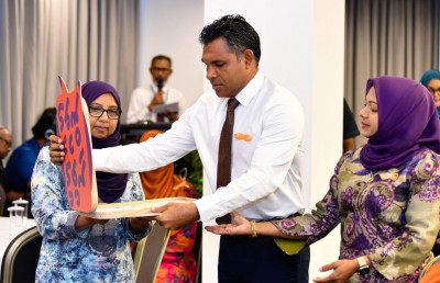މަގޭ ލޮބުވެތި ގެ: އާއިލީ ގުޅުމުގެ ހުރިހާ އިހްސާސެއް