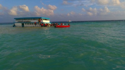 މަނަދޫ ނެރަށް ބޯޓެއް އަރައި ފެތިއްޖެ