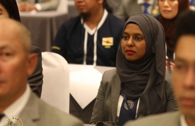 ޑިޕްރެޝަންގެ އަނދިރިން ނުކުމެ ދުނިޔޭގެ އިސް ސަފަށް