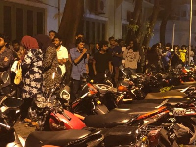 ލައިސަންސް ނަގާއިރު އަންހެނުންގެ ފަހަތުގައި އަންހެން އިންސްޓްރަކްޓަރަކު ބައިންދަނީ