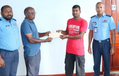 މަގުމަތިން ހޮވި އެއް ލައްކަ ރުފިޔާ ހަވާލުކުރި މީހާގެ އަގު ވަޒަންކޮށްފި