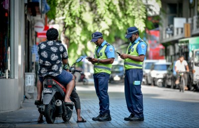 ގަވާއިދާ ހިލާފަށް ޕާކުކޮށްފައި ހުރި ވެހިކަލްތައް ނަގަން އަންގައިފި