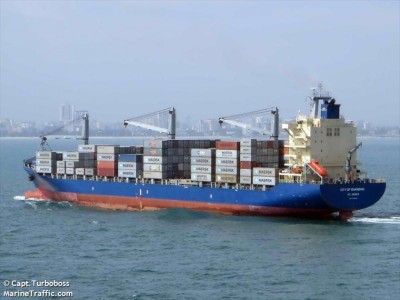 100 ކޮންޓެއިނާއެކު މުދާ ހިފައިގެން އައި ބޯޓެއް މުދާ ނުބާލާ ފުރައިފި