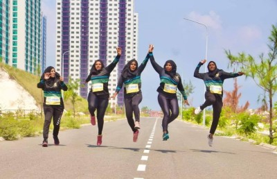 ނިއޯން ރަން މާދަމާ ރޭ، ބައިވެރިވުން ހިލޭ