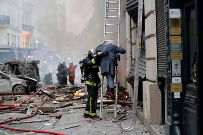 ޕެރިހުގެ ބޭކަރީއެއްގައި ބާރުގަދަ ގޮވުމެއް ގޮވައި، 20 މީހުންނަށް އަނިޔާވެއްޖެ