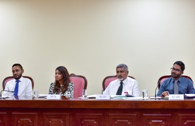 ވަކީލުންގެ އަތުންނާއި ލޯ ކިޔަވައިދޭ ތަންތަނުން ފީ ނަގަން ހުށަހަޅައިފި