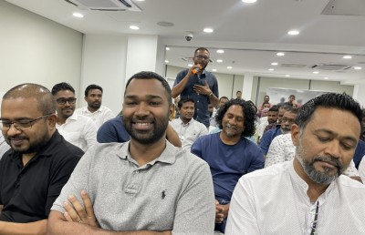 ރައީސް، ޕްރައިމަރީގެ ކެމްޕެއިން ފައްޓަވައި، ގައުމީ މަޖިލިހުގެ މެމްބަރުންނާ ބައްދަލުކުރައްވައިފި