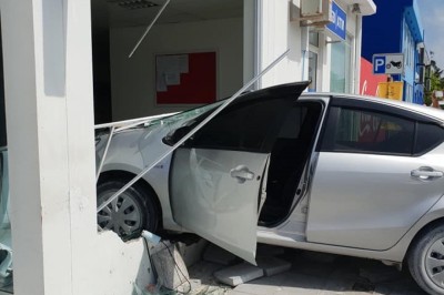 ކާރެއް ކޮންޓްރޯލް ނުވެ އެސްބީއައި ހިތަދޫ ބްރާންޗުގެ ބިއްލޫރުގަނޑު ތަޅާލައިފި