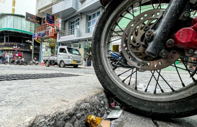 މާލޭގެ މަގުތައް ވަރަށް ބޮޑަށް ހަލާކުވެ، ޝަކުވާ!