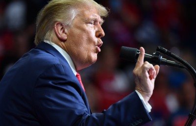 ކޮރޯނާވައިރަހަށް ޓެސްޓްކުރުމަކީ "ދެ މިޔަލީ ކަނޑިއަކާ" ކުޅުން ފަދަ ކަމެއް: ޓްރަމްޕް