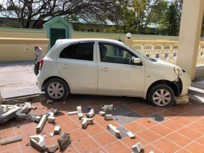 އޭދަފުށީގައި ކާރެއް ކޮންޓްރޯލް ނުވެގޮސް މިސްކިތް ތެރެއަށް ވަދެއްޖެ