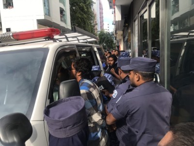 އިބުރާއާ ދެކޮޅަށް އިހުތިޖާޖު ކުރަން ތިބި ބަޔަކު ފުލުހަށް ހާޒިރުކޮށްފި