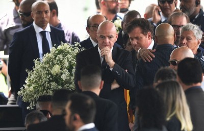 ޕެލޭގެ ޖަނާޒާގައި ފީފާގެ ރައީސް ސެލްފީ ނެންގެވުމުން ބޮޑު މައްސަލައަކަށް