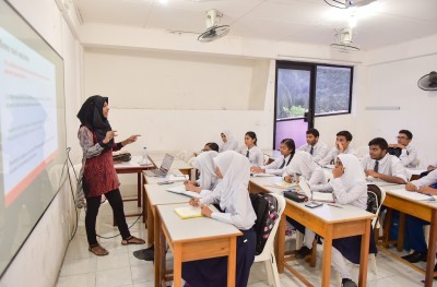 ގްރޭޑް 10 އިން ދަށުގެ ކުދިން ސްކޫލަށް ފޯނު ގެންދިއުން މަނާ، 11،12 ކުދިންގެ ފޯނު ލޮކަރަށް!