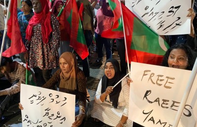 ރައީސްގެ ޖަލްސާ ބާއްވާ ހަރުގެ ކުރިމަތީގައި ޕީޕީއެމުން މިރޭ މުޒާހަރާކުރަނީ