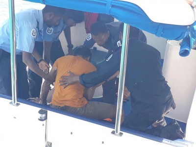 ސިނަމާލެ ބްރިޖު މަތިން ފުންމާލި މީހަކު ސަލާމަތްކޮށްފި