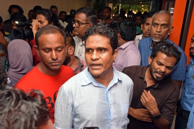 ފުލުސް ވެހިކަލުގެ ފުރޮޅު ފަހަތަށް ގާބުރިއެއް ލީ ބަޔަކަށް ގެއްލުން ވެދާނެތީ: ނީހަން
