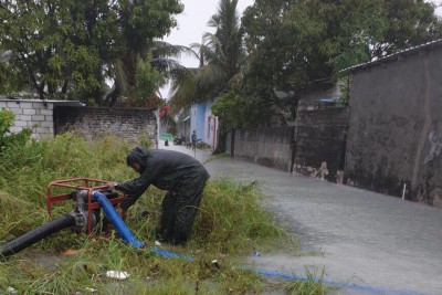ތިނަދޫގެ 50 ގެއަކަށް ފެން ވަދެ ބައެއް ގެތަކުން ކަރަންޓު ކެނޑިއްޖެ