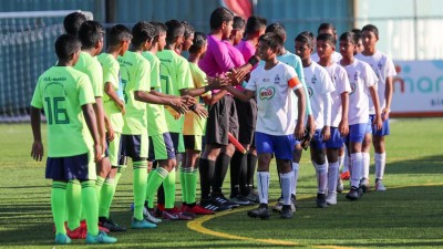 އެތައް ހާސް ބަޔަކު ފުޓުބޯޅައަށް ތަމްރީން ކުރަން ދެ ދަނޑު