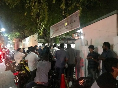 ނަންބަރު ނެގި މީހުންނަށް އިންތިހާބީ މަރުކަޒަށް ނުވަދެވުމުން އިހުތިޖާޖު ކުރަން ފަށައިފި